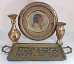 Lote com peças egípcias em cobre e realces em prata e bronze, sendo: Uma bandeja com alças med. 43 x 19 cm, medalhão com 28 cm e dois vasinhos medindo: 14  e 20 cm