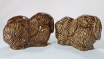 Par de antigas esculturas repres. cachorros em porcelana esmalte marrom. Med. 14 x 10 cm.