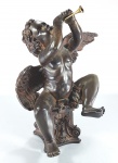 Escultura em massa com pintura e pátina representando querubim tocando flauta sentado sobre capitel de coluna. Sêlo escrito Maryon no fundo. Med. 31 x 28 x 18 cm