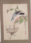 Antiga pintura sobre seda chinesa repres. pássaro no ninho. Assinada e com sêlo vermelho. Med. 50 x 35 cm. Emoldurada.
