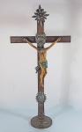 Crucifixo de mesa em madeira, guarnições em metal e cristo policromado. Med. 54 x 26 cm (base adaptada)