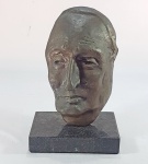 Escultura em bronze com base em granito negro repres. rosto de ancião. Med. 23 x 15.5 cm
