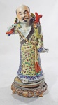 CIA DAS ÍNDIAS - Escultura de pescador em porcelana chinesa com rica policromia e dourações, séc.XIX, montada em base de bronze com vestígios de douração. Altura: 26 cm