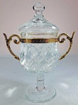Belíssima e antiga bomboniere alemã em cristal translucido, ricamente lapidada, com guarnição em bronze ormulu. Med 25x21 cm.