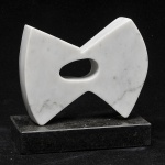 BRUNO GIORGI - Escultura em mármore branco e base em granito negro. Assinada BG. Pinos de fixação em bronze. Med. 16 x 15 x 07 cm.