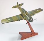 FORÇA AÉREA BRASILEIRA - Avião em madeira policromada sobre pedestal em madeira de lei. Med. 36 x 26 x 28 cm