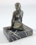 Pequena e antiga escultura Neo Clássica em metal e base em mármore rajado. Med. 7.5 x 5 x 6 cm.