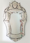 Grande e antigo espelho veneziano, Cerca de 1900 /1910. med. 122 x 65 cm (manchas do tempo)