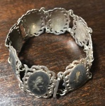 JOIA - Belíssimo bracelete de prata de lei, com apliques de esmalte. Med. 19cm aberto.