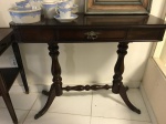 OPORTUNIDADE - Elegante console de madeira nobre, estilo inglês, composto por gaveta central, pés com terminação em bronze. Med. 90x34cm e 75cm de altura.