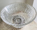 EXCEPCIONAL CACHEPOT DE CRISTAL TCHECO, LAPIDADO A MÃO, COM SULCOS E ESTRELAS. CERCA DE 1950. PERFEITO ESTADO. MED. 13CM DE ALTURA, 25CM DE DIÂMETRO.