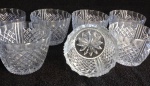 Belo conjunto de 08 copos para whisky, da déc. de 50, de vidro moldado. Med. 08cm de altura, 09cm de diâmetro.