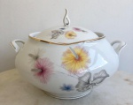 Belìssima e grande sopeira de porcelana nacional, da dèc. de 50. Decorada com motivos florais, bordas filetadas em ouro.