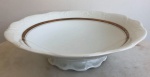 Grande fruteira / centro de mesa, de porcelana nacional, manufatura schimidt. Decorada com guirlandas em alto relevo, e friso em ouro. Med. aproximadamente 30cm de diámetro, 15cm de altura. Dec. de 50.