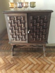 Belo mòvel bar, de madeira nobre, estilo Minas Geraes. Marcas do tempo, apresenta sinais de cupim. Vendido no estado.  Retirada na Rua Sà Ferreira, em Copacabana. Med. aproximadamente 100cm de altura, 80cm de largura.
