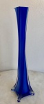 Belíssimo vaso solifleux, de vidro repuxado, na cor azul. Med. 25cm de altura. (Imperceptivel bicado na boca).