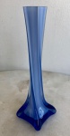 Belíssimo vaso solifleux, de vidro repuxado, na cor azul. Med. 20cm de altura.