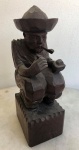 Arte Popular - Antiga escultura de madeira entalhada, representando Preto Velho. Med. 15cm de altura, 15cm de largura.