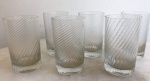 Belo conjunto de 06 copinhos para aperitivo, da déc. de 50. Vidro especial, feitio canelado. Med. 07cm de altura, cada.