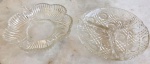 Vidro e cristal - Miscelânea - Duas belas e pequenas petisqueiras. Sendo uma de cristal em formato de folha, e a outra circular, de vidro moldado. Maior med. 12cm de diâmetro. (Discreto bicado na borda da de vidro).