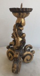 ARTE SACRA - Antigo castiçal para uma vela, de madeira nobre entalhada, pintada em folha de ouro. Med. 14cm de altura.
