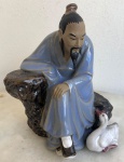 Bela escultura oriental, representando Sábio, confeccionada em cerâmica vitrificada. Med. aprox. 15cm de altura.