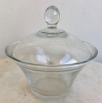 Bela bomboniere / compoteira, de vidro moldado. Med. 20cm de altura, 15cm de diâmetro.