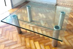 DESIGNE - DÉC. DE 70. Mesa para frente de sofá, confeccionada em tubos de aço escovado e dois tampos de vidro.  (Agendar retirada na Rua Sá Ferreira, COPACABANA-RJ). Med. aproximadamente 90x45cm e 40cm de altura.