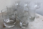 MISCELÂNEA - 08 COPOS. Sendo 03 cálices para licor, de finíssimo cristal, 03 copinhos para aperitivo, de vidro fino, feitio canelado. Um copo para whisky, demi cristal, 01 copo para aperitivo, cristal Hering.