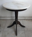 Bela mesa lateral, da déc. de 50. De madeira nobre, com tampo de mármore branco. Marcas do tempo. Med. Aprox. 40cm de diâmetro.  Agendar Retirada Rua Sá Ferreira - Copacabana - RJ