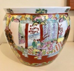 Belo aquário chinês, de porcelana, ricamente decorado com cena típica, estilo Família Rosa. Guarnições pintadas em ouro. Med. 32cm de altura, 32cm de diâmetro.