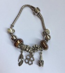 Belíssima pulseira ao gosto Pandora Vivara Berloques. Fecho com imã.