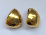BIJUTERIA AMERICANA- Lindo par de brincos dourados em formato de concha. Brinco de pressão. Med. 3cm