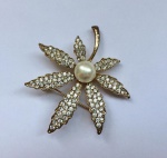 BIJUTERIA FINA- Lindo broche em metal dourado, representando folha. Cravejado por strass. Med. 5cm