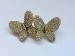 BIJUTERIA FINA- Lindo broche em metal dourado, representando borboletas. Cravejado por strass. Med. 5cm