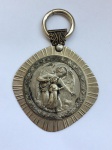 Belíssimo medalhão de anjo da guarda, para berço de bebê em metal prateado. Med. 9cm
