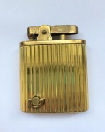 COLECIONISMO- Antigo isqueiro musical em metal dourado, assinado: MUSICALl LIGHTER. Acompanha estojo original. Med. 7cm