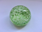 Antigo peso em vidro de murano nas cores branca e verde. Med. 6cm