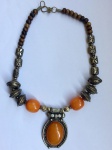 Belíssimo colar Indiano em metal prateado com contas em madeira e outras na cor âmbar. Med. 26cm