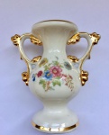 Lindo vaso decorativo em porcelana decorada com flores e bordas filetadas a ouro. Med. 11cm