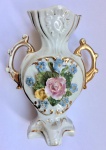 Belíssimo vaso decorativo em porcelana Inglesa, decorado com flores em alto relevo, bordas filetadas a ouro. Med. 13cm
