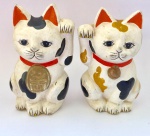 Lindo par de gatinhos da sorte Chineses em cerâmica. Med. 9cm