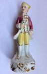 Bela escultura em porcelana francesa representando cavalheiro. Med. 14cm