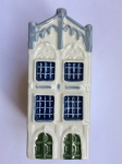 Linda casinha decorativa em porcelana Holandesa. Med. 10cm