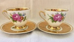 Magnífico par de xícaras de coleção em porcelana Condessa Blumenau. Decorado com flores e filetes em ouro. Escrito ELE e ELA.