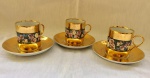 Lindo trio de xícaras para cafézinho em porcelana Paraná, decorado com flores e filetes de ouro.