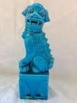 Belíssima escultura representando cão de fó na cor azul turquesa. Med. 25cm (perfeito estado)