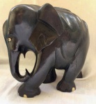 Belíssima escultura Africana representando elefante em Ébano. Med. 20cm de comprimento e 18cm de alt.