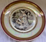 Lindo prato decorativo em porcelana decorada com cena campestre, bordas filetadas a ouro. Med. 24cm