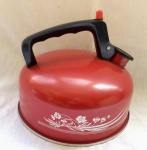 Antiga chaleira em metal na cor vermelha.  Med. 20cm